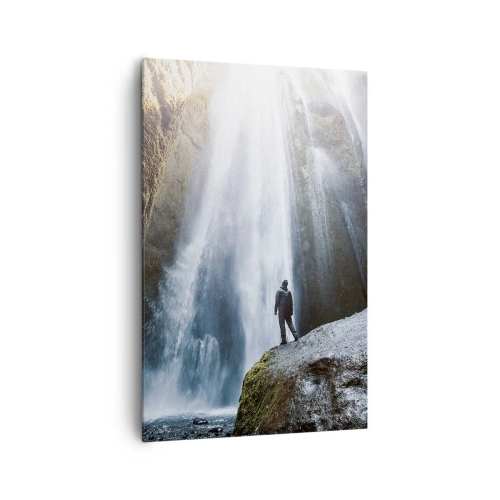 Bild auf Leinwand - Leinwandbild - Eine Figur vor der Kulisse eines majestätischen Wasserfalls in einer felsigen Schlucht - 80x120cm - Wiederherstellung der Proportionen - Moderne Wanddekoration für Wohnzimmer und Schlafzimmer ARTTOR