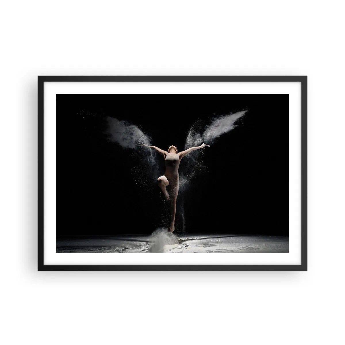 Poster in einem schwarzem Rahmen - Eine Tänzerin in Bewegung mit einem auffälligen Staubeffekt auf schwarzem Hintergrund - 70x50cm - Elfen existieren - Moderne Wanddekoration für Wohnzimmer und Schlafzimmer ARTTOR