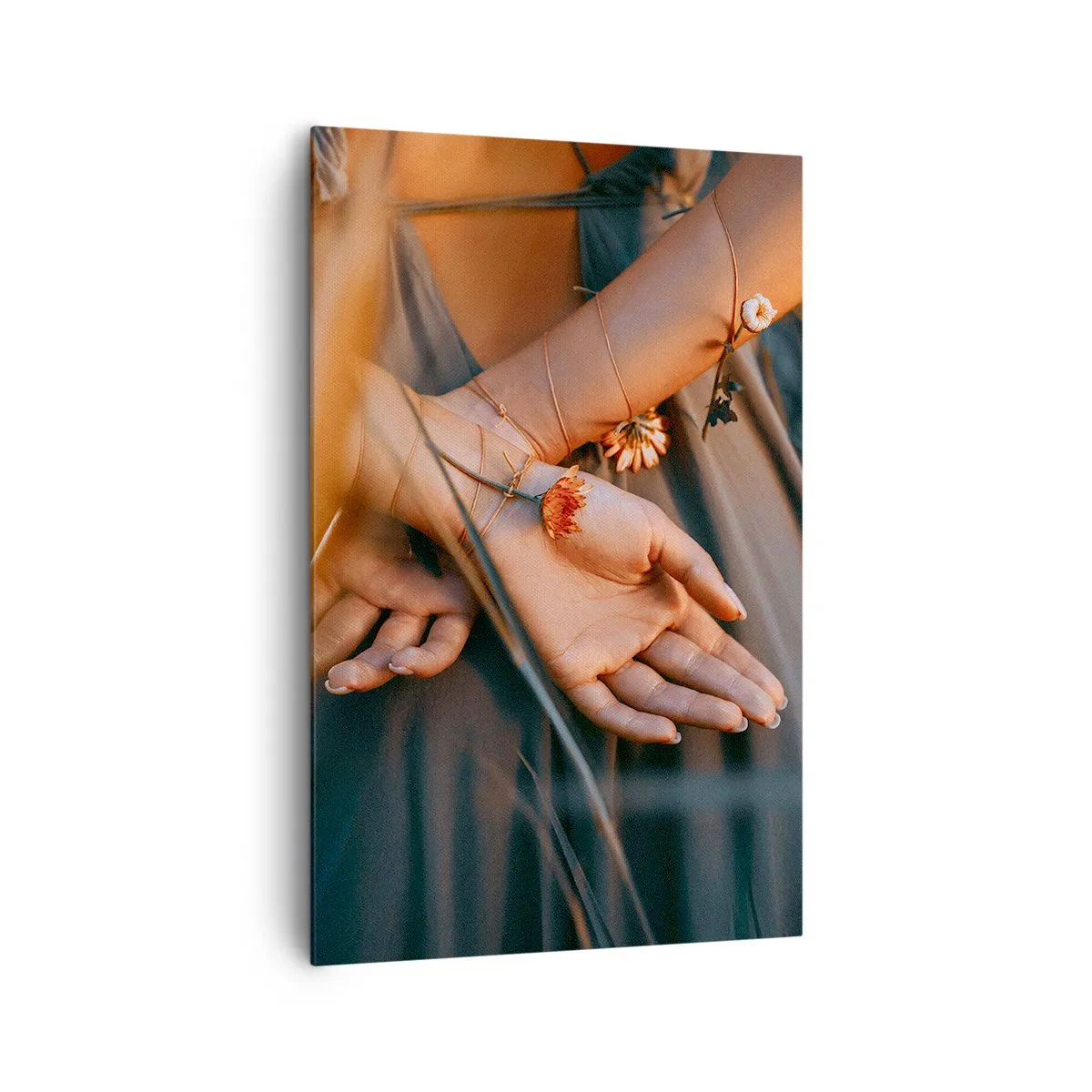 Bild auf Leinwand - Leinwandbild - Sinnliche Hände mit Blumen in einer natürlichen Umgebung - 80x120cm - Verbunden mit der Natur - Moderne Wanddekoration für Wohnzimmer und Schlafzimmer ARTTOR