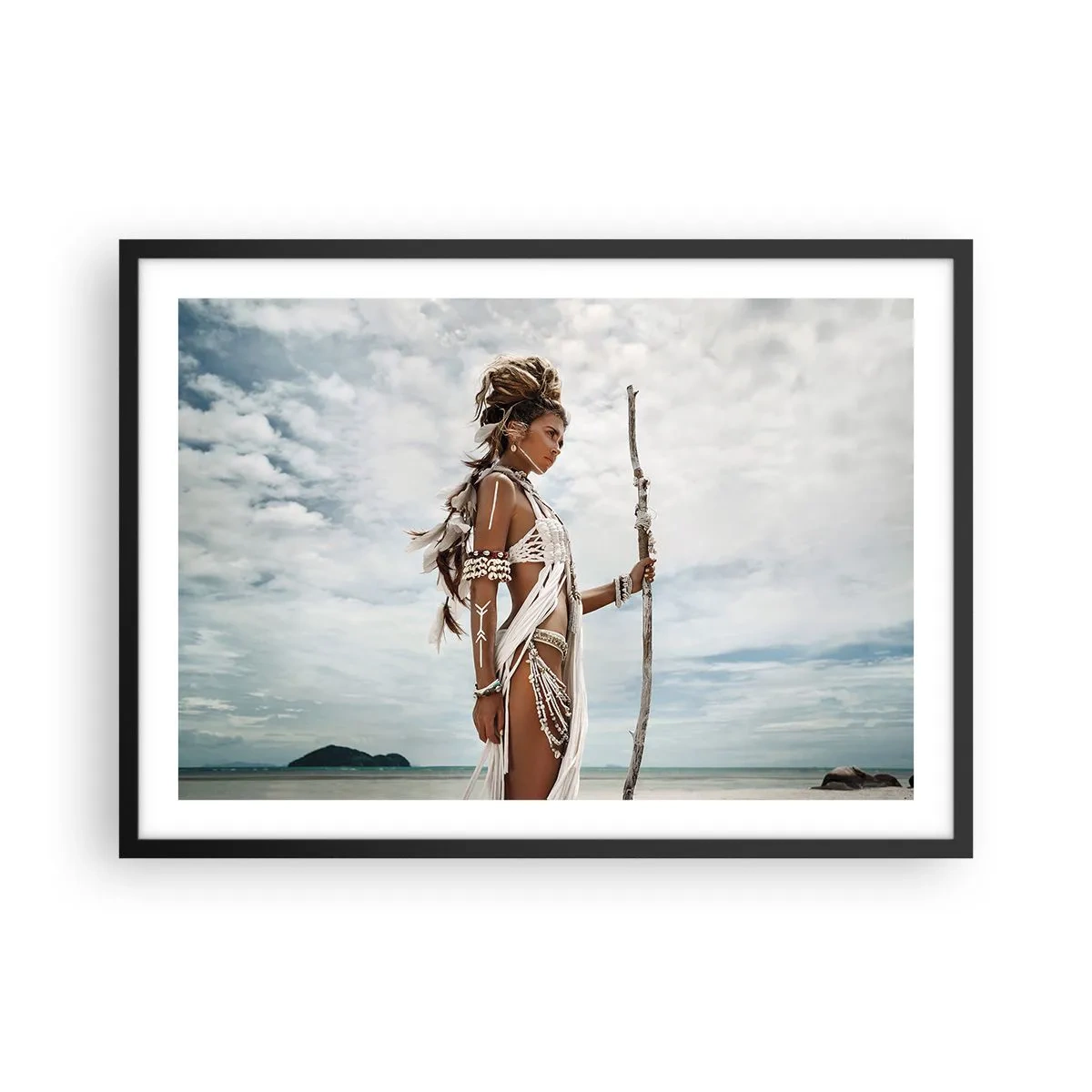 Poster in einem schwarzem Rahmen - Stilisierte Frau am Strand mit ethnischen Ornamenten und einem Stock - 70x50cm - Königin der Tropen - Moderne Wanddekoration für Wohnzimmer und Schlafzimmer ARTTOR