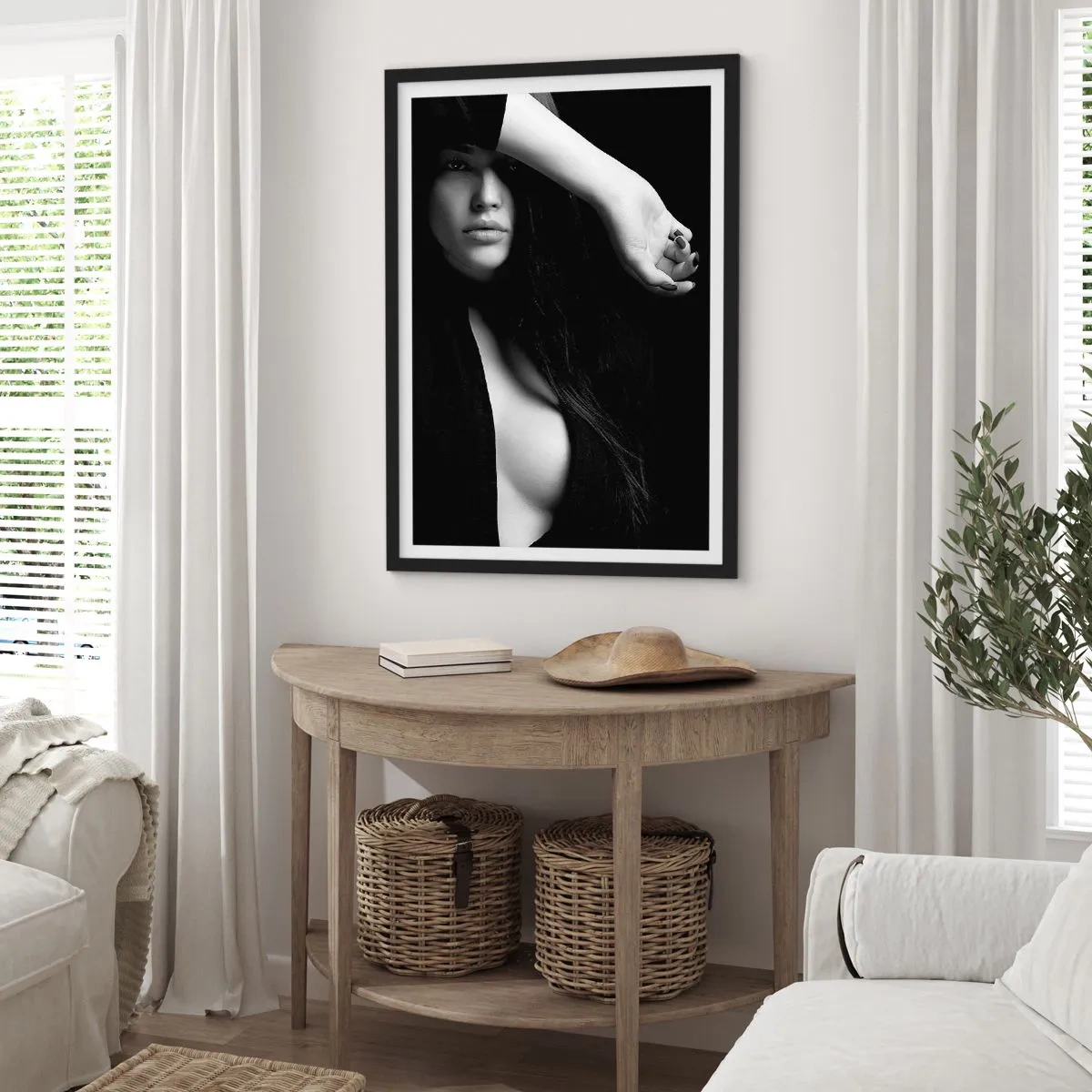 Poster in einem schwarzem Rahmen - Schwarz-Weiß-Fotografie einer Frau mit geheimnisvollem Blick - 50x70cm - Schule der Verführung - Moderne Wanddekoration für Wohnzimmer und Schlafzimmer ARTTOR