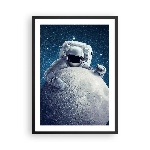 Poster in einem schwarzem Rahmen - Ein Astronaut hält ein Stück Mond vor einem Sternenhimmel. - 50x70cm - Weltraumjoker - Moderne Wanddekoration für Wohnzimmer und Schlafzimmer ARTTOR