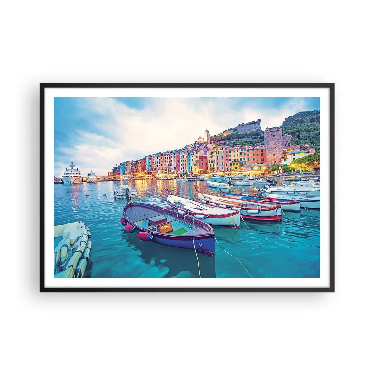 Poster in einem schwarzem Rahmen - Eine bunte Stadt am Wasser mit Booten im Hafen - 100x70cm - Bunter Abend im Hafen - Moderne Wanddekoration für Wohnzimmer und Schlafzimmer ARTTOR