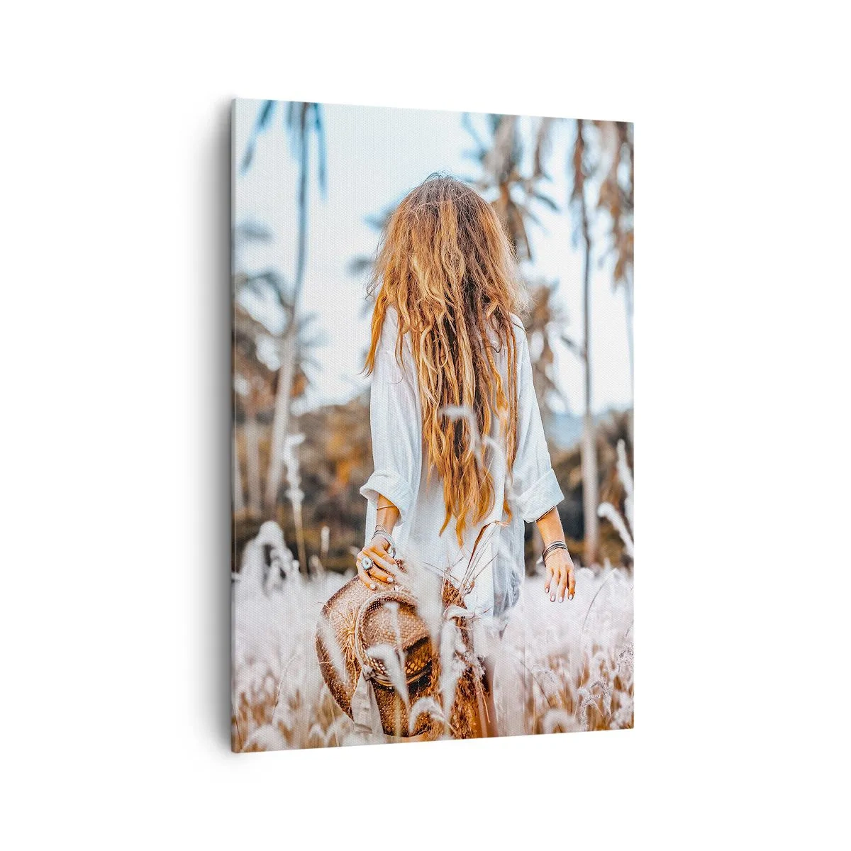 Bild auf Leinwand - Leinwandbild - Eine Frau auf einer Wiese mit Palmen im Hintergrund bei Sonnenuntergang - 70x100cm - Geboren aus Grasflaum - Moderne Wanddekoration für Wohnzimmer und Schlafzimmer ARTTOR