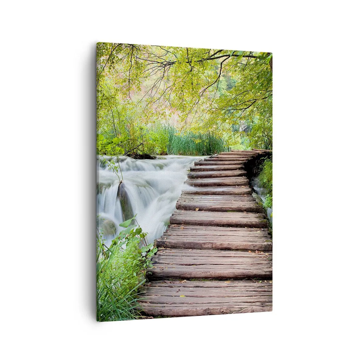 Bild auf Leinwand - Leinwandbild - Eine Holzbrücke über einen Wasserfall, umgeben von üppigem grünen Wald. - 50x70cm - Das Wasser ist überhaupt nicht ruhig - Moderne Wanddekoration für Wohnzimmer und Schlafzimmer ARTTOR