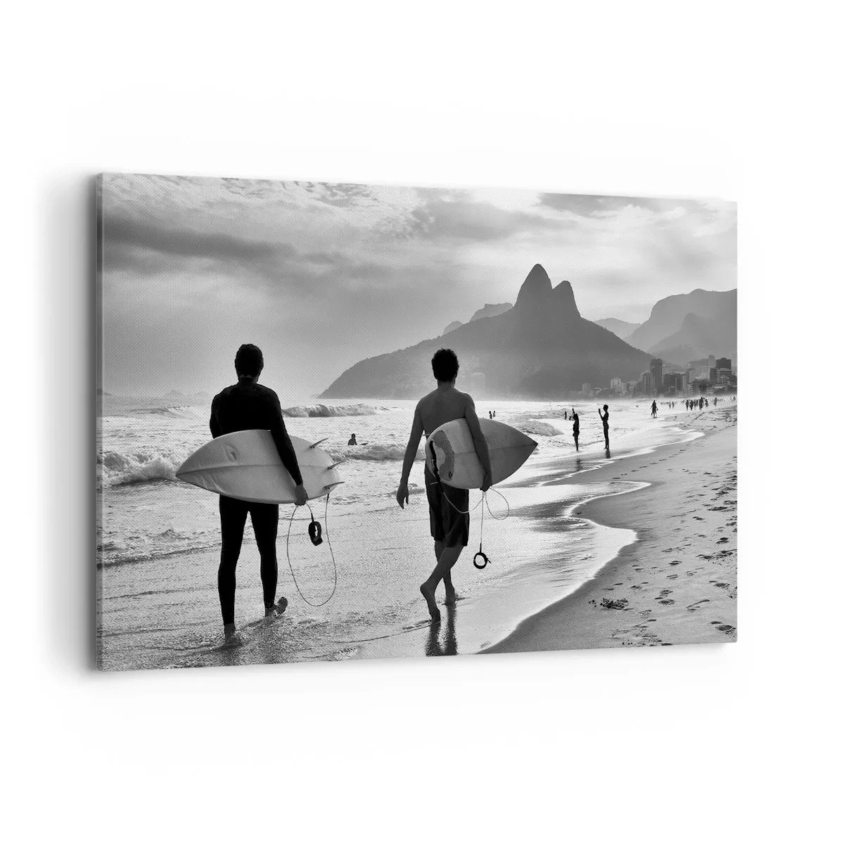 Bild auf Leinwand - Leinwandbild - Zwei Surfer laufen mit ihren schwarz-weißen Brettern am Strand entlang. - 120x80cm - Single-Wave-Samba - Moderne Wanddekoration für Wohnzimmer und Schlafzimmer ARTTOR