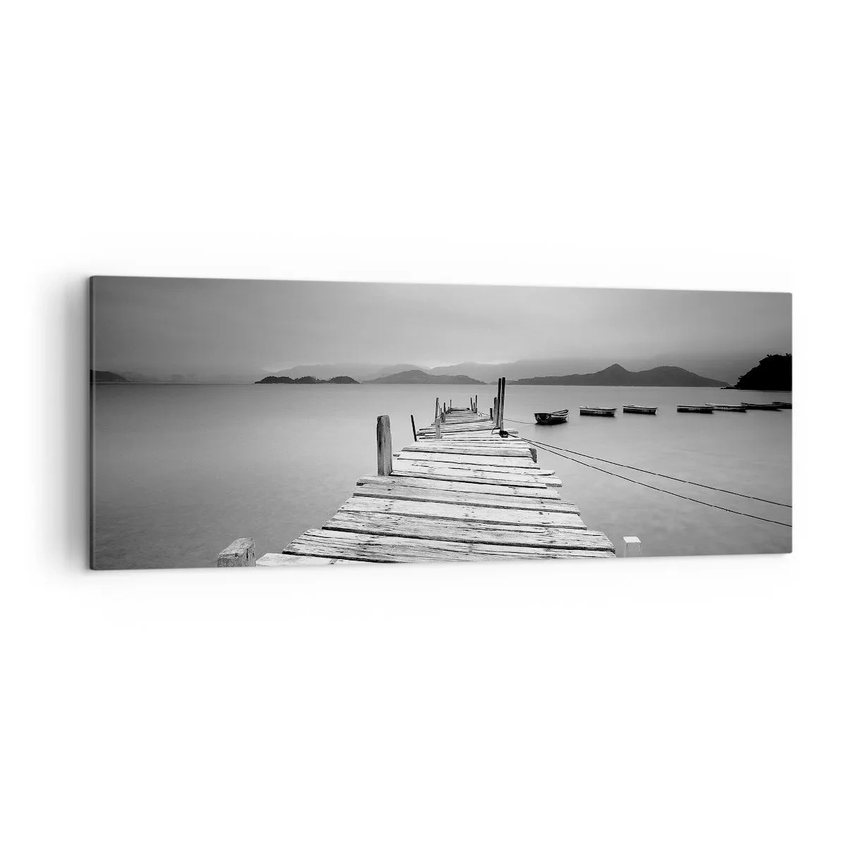 Bild auf Leinwand - Leinwandbild - Eine Schwarz-Weiß-Ansicht eines Holzstegs und eines ruhigen Sees. - 140x50cm - Hinter den Bergen, jenseits der Meere - Moderne Wanddekoration für Wohnzimmer und Schlafzimmer ARTTOR