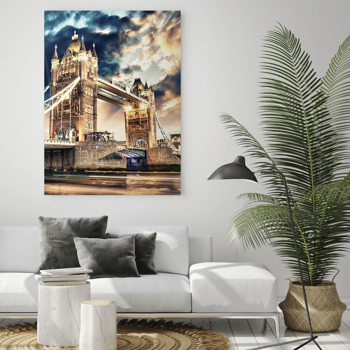 Glasbild - Bild auf glas - Tower Bridge in der Abenddämmerung vor einem dynamischen Himmel - 70x100cm - Denkmal des viktorianischen Imperiums - Moderne Wanddekoration für Wohnzimmer und Schlafzimmer ARTTOR