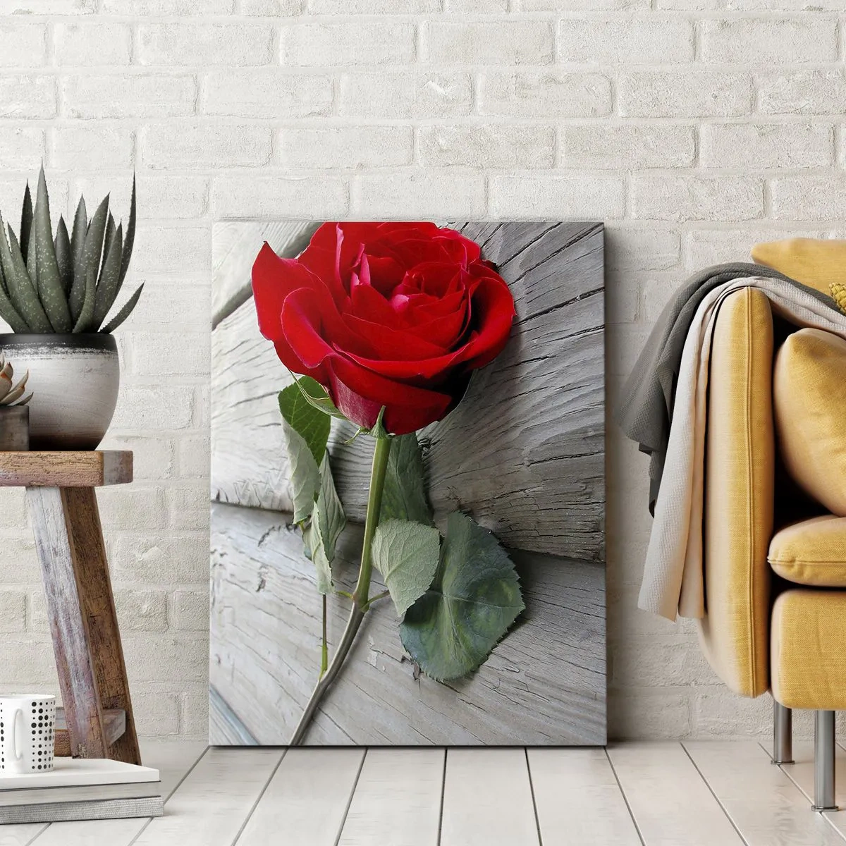 Bild auf Leinwand - Leinwandbild - Rote Rose auf einem hölzernen Hintergrund - 80x120cm - Eine Studie in Scharlachrot - Moderne Wanddekoration für Wohnzimmer und Schlafzimmer ARTTOR