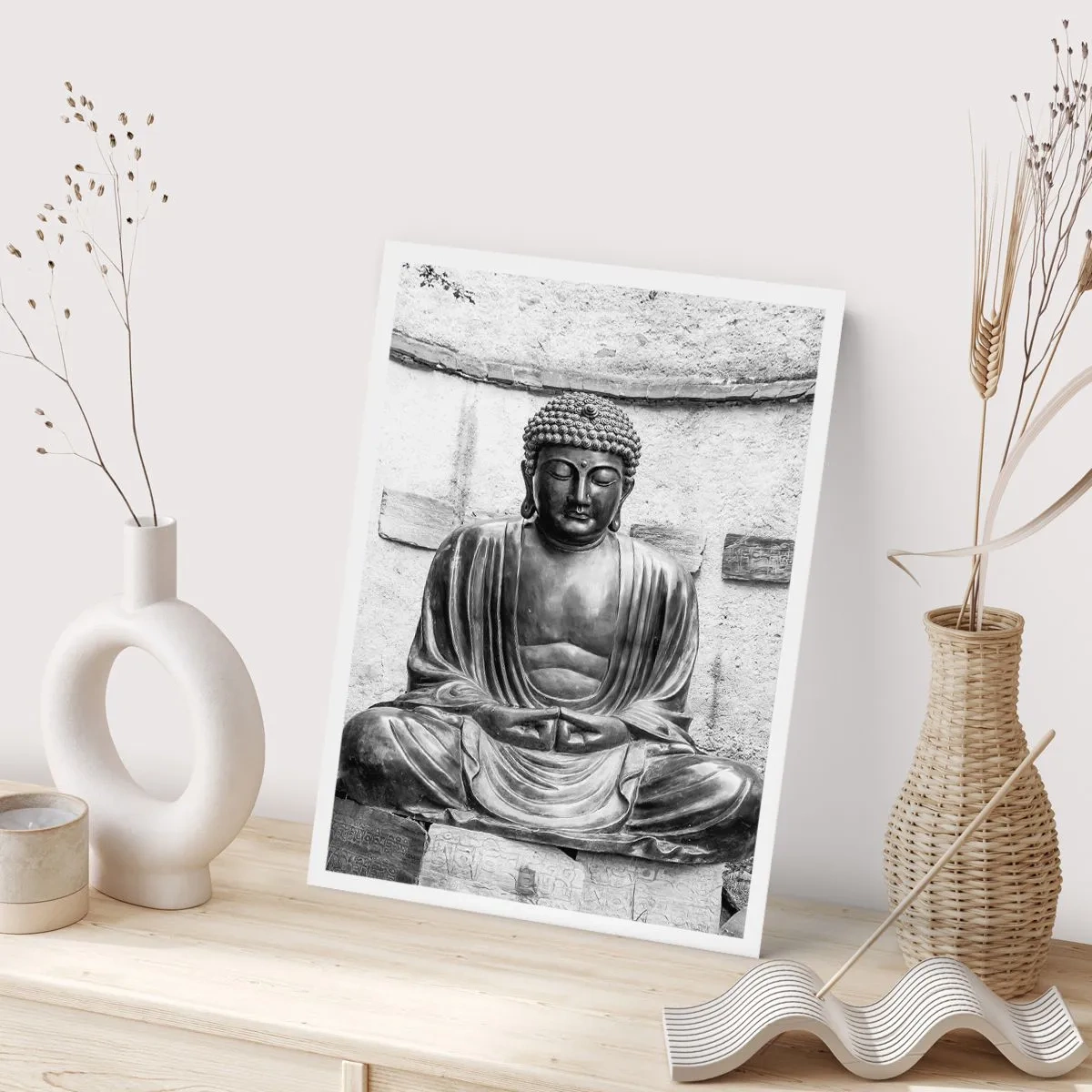 Poster - Eine Skulptur von Buddha in meditativer Haltung in monochromen Tönen - 50x70cm - An der Quelle des Friedens - Moderne Wanddekoration für Wohnzimmer und Schlafzimmer ARTTOR