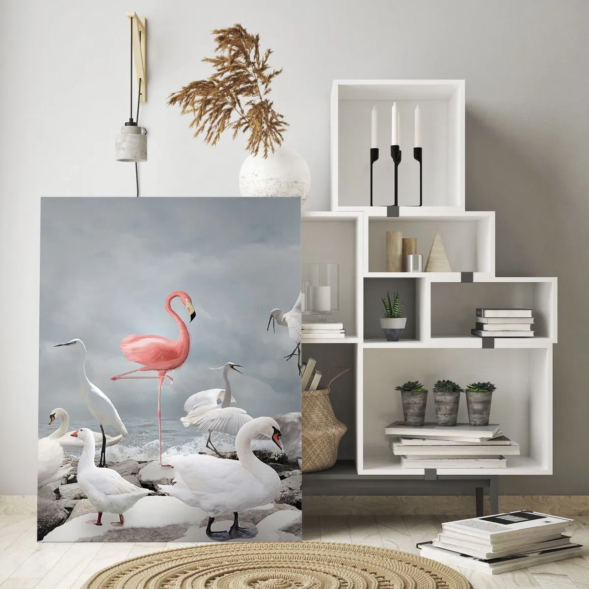 Glasbild - Bild auf glas - Ein rosa Flamingo zwischen weißen Schwänen vor der Kulisse eines Sees - 80x120cm - Wie kam ich hier hin? - Moderne Wanddekoration für Wohnzimmer und Schlafzimmer ARTTOR