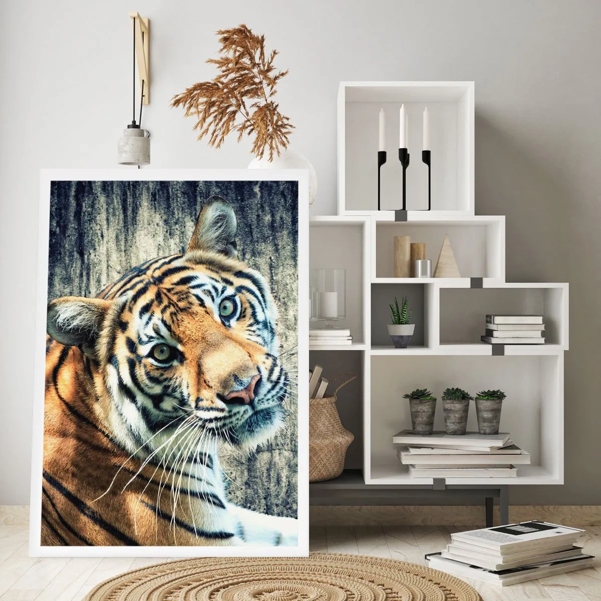 Poster - Nahaufnahme eines Tigers vor einer natürlichen Wand - 50x70cm - Portrait in Lichtstrahlen - Moderne Wanddekoration für Wohnzimmer und Schlafzimmer ARTTOR