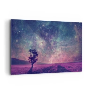 Bild auf Leinwand - Leinwandbild - Ein Baum vor einem Sternenhimmel in violetten und blauen Farben - 120x80cm - Unter dem magischen Himmel - Moderne Wanddekoration für Wohnzimmer und Schlafzimmer ARTTOR