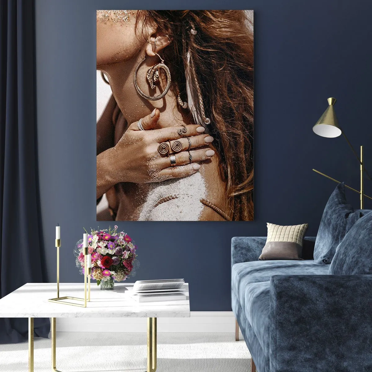 Glasbild - Bild auf glas - Stilvolle Frau mit Schmuck vor hellem Sandhintergrund - 80x120cm - Königin des wilden Strandes - Moderne Wanddekoration für Wohnzimmer und Schlafzimmer ARTTOR