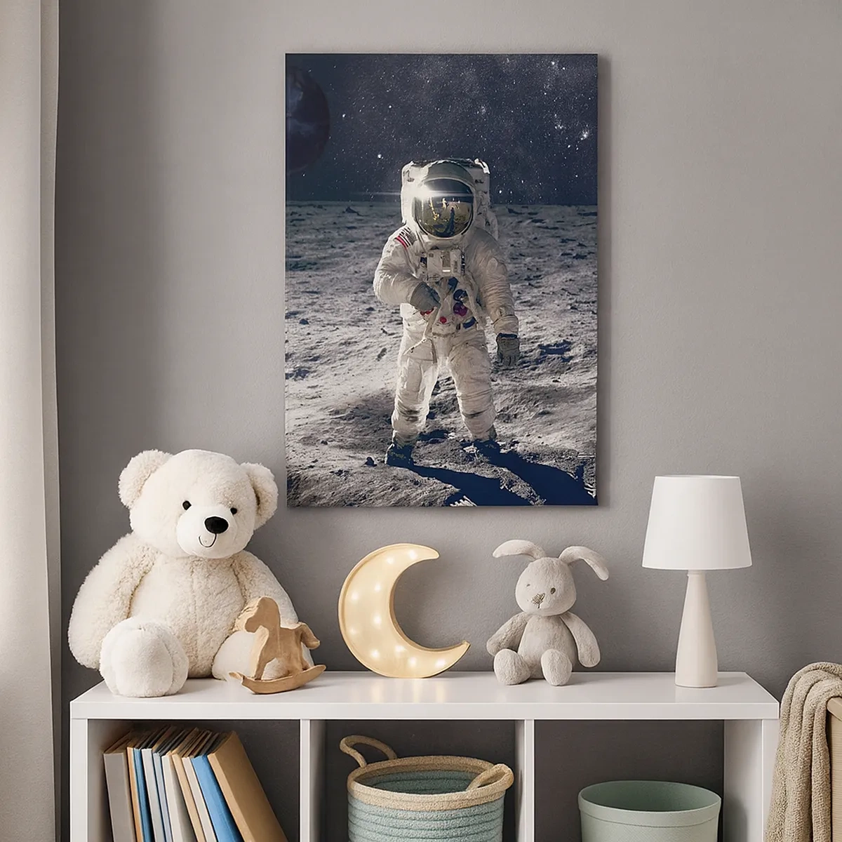 Bild auf Leinwand - Leinwandbild - Astronaut auf der Mondoberfläche mit der Erde im Hintergrund - 50x70cm - Grüße vom Mond - Moderne Wanddekoration für Wohnzimmer und Schlafzimmer ARTTOR