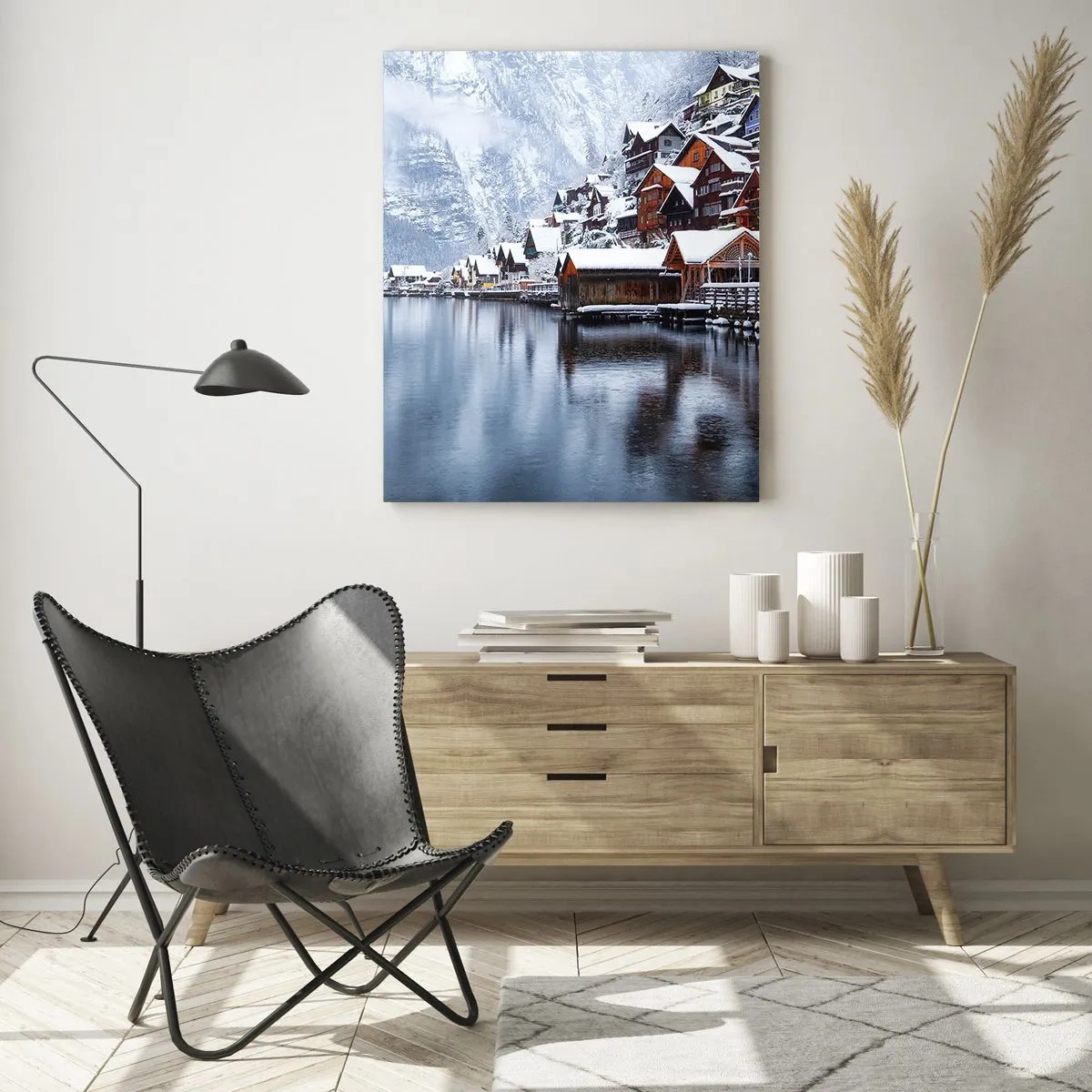 Glasbild - Bild auf glas - Ein Bergdorf an einem schneebedeckten See in einer Winterlandschaft - 50x70cm - In winterlicher Dekoration - Moderne Wanddekoration für Wohnzimmer und Schlafzimmer ARTTOR