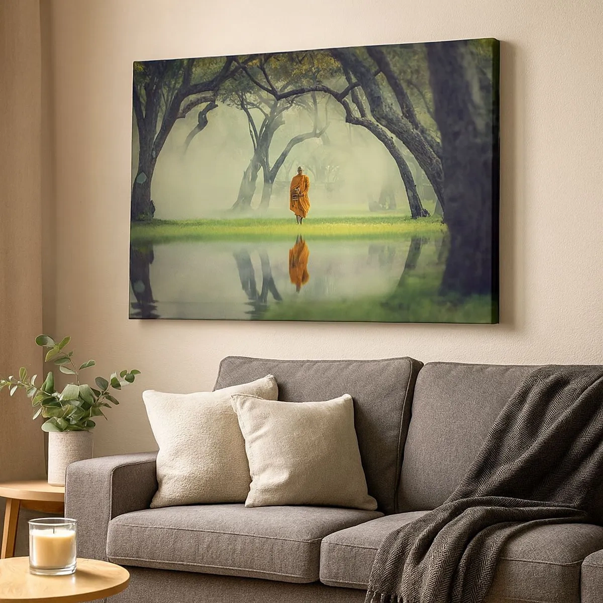 Bild auf Leinwand - Leinwandbild - Ein Mönch in einer orangefarbenen Robe in einem Wald mit nebligem Hintergrund und Spiegelung im Wasser. - 70x50cm - Auf dem Weg zur Erleuchtung - Moderne Wanddekoration für Wohnzimmer und Schlafzimmer ARTTOR