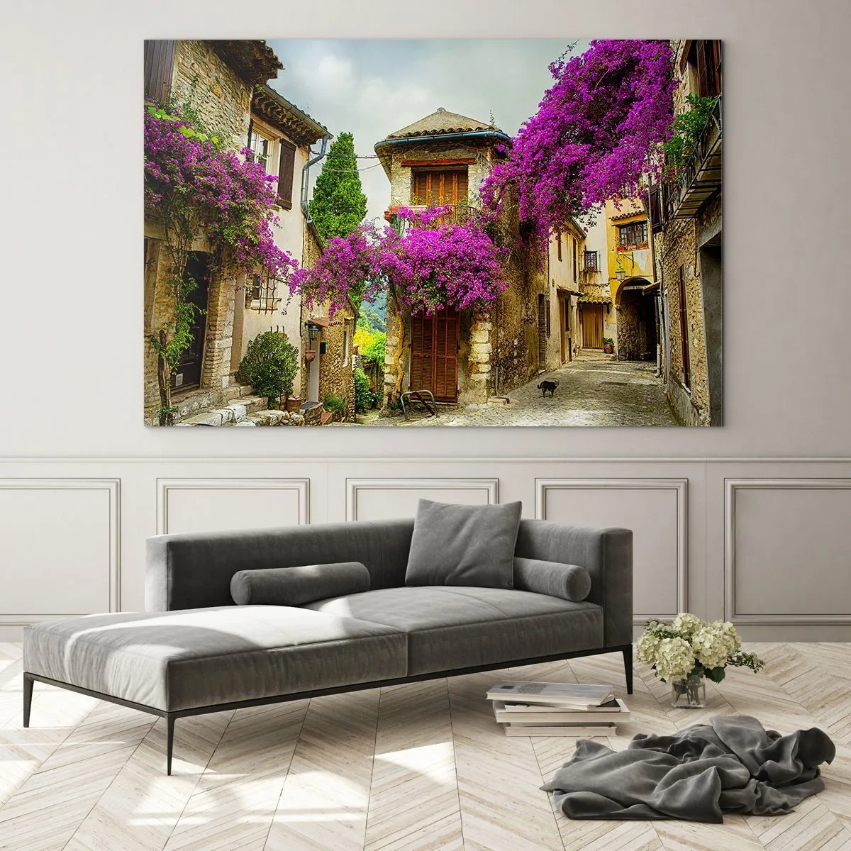 Glasbild - Bild auf glas - Eine bezaubernde Straße mit blühenden rosa Weinreben und Mietshäusern - 70x50cm - Unter einem Blumendach - Moderne Wanddekoration für Wohnzimmer und Schlafzimmer ARTTOR