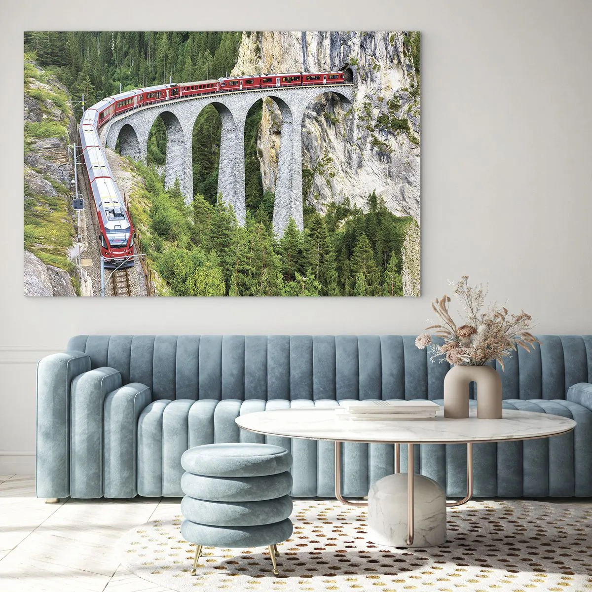 Glasbild - Bild auf glas - Ein Zug mit einer Bergbrücke im Hintergrund inmitten grüner Landschaften - 120x80cm - Eisenbahn für Bergblick - Moderne Wanddekoration für Wohnzimmer und Schlafzimmer ARTTOR