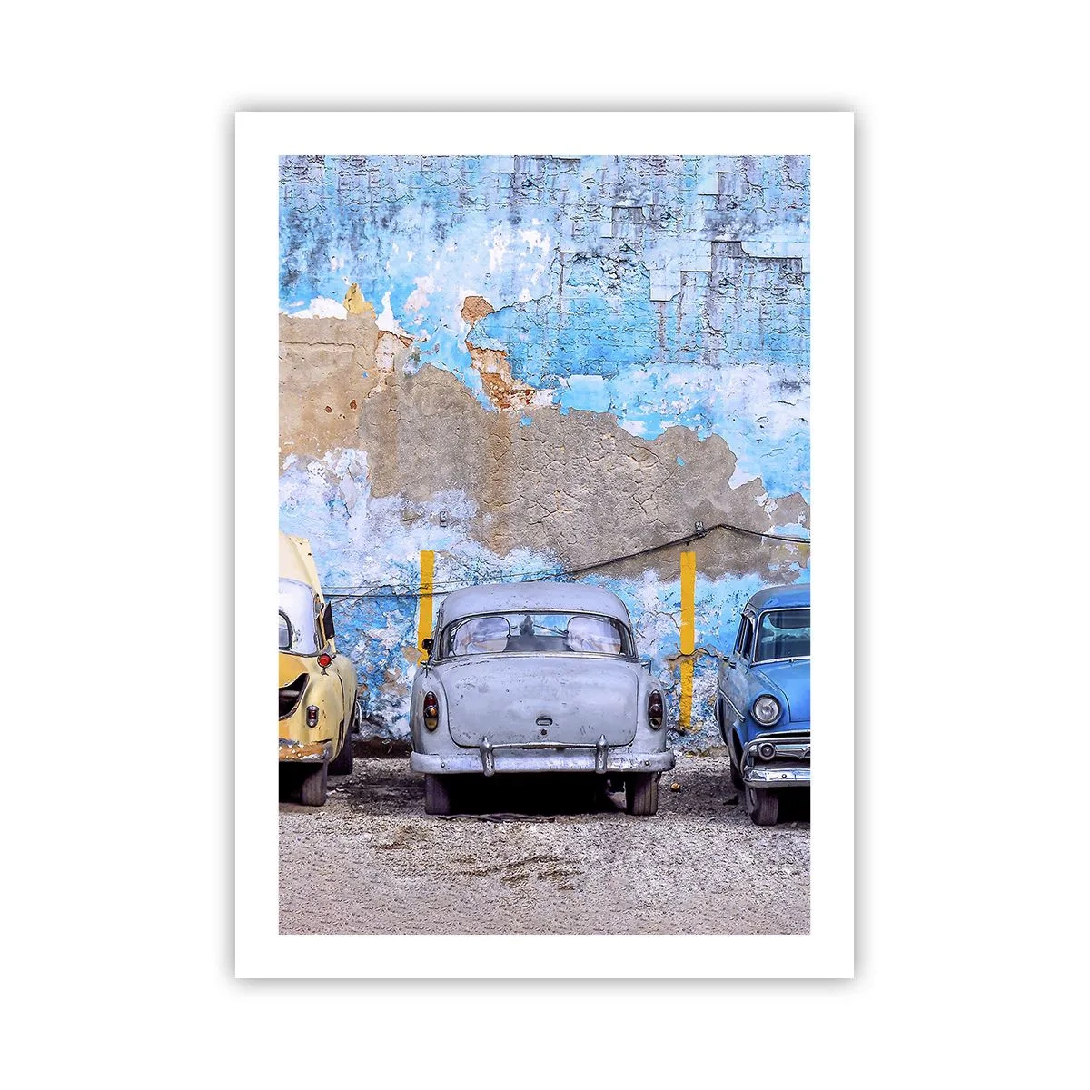 Poster - Alte Autos vor einer abgenutzten blauen Wand - 50x70cm - Treffen der Veteranen - Moderne Wanddekoration für Wohnzimmer und Schlafzimmer ARTTOR