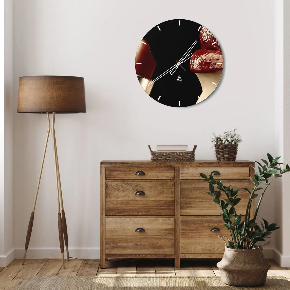 Wanduhr - Glasuhr - Rote Lippen und Lippenstift auf schwarzem Hintergrund - 30x30cm - Sinnlichkeit und Brillanz von Karmin - Moderne Wanddekoration für Wohnzimmer, Küche und Schlafzimmer ARTTOR