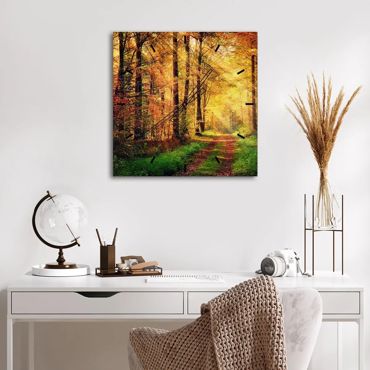 Wanduhr - Glasuhr - Ein Waldweg, umgeben von goldenen und grünen Bäumen - 30x30cm - Waldgoldene Stille - Moderne Wanddekoration für Wohnzimmer und Schlafzimmer ARTTOR
