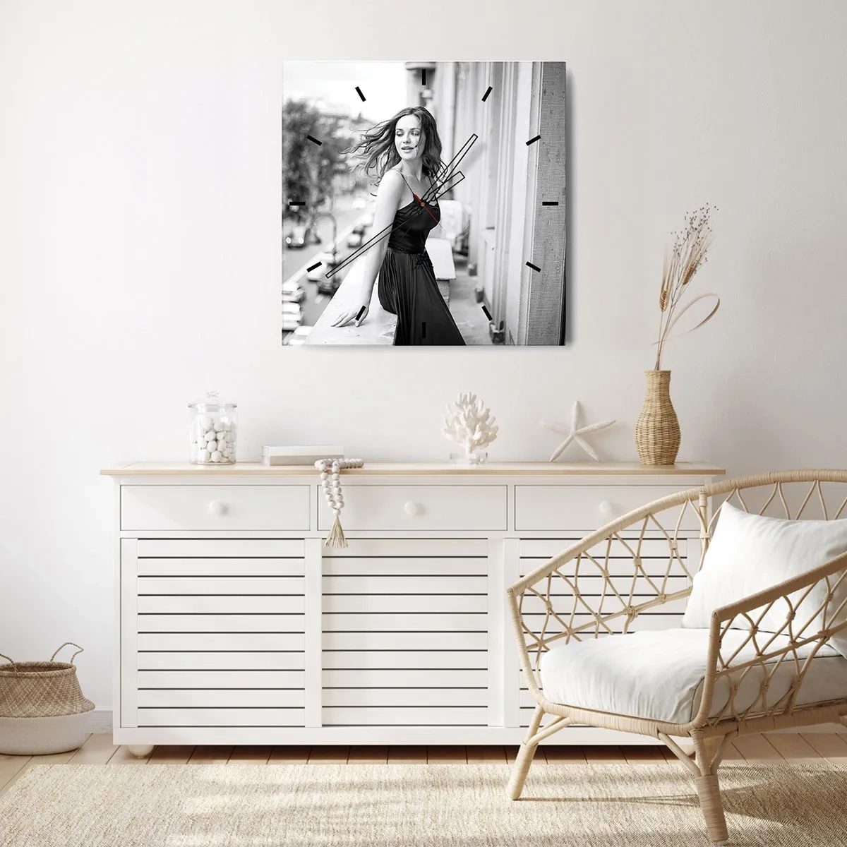 Wanduhr - Glasuhr - Schwarz-Weiß-Foto einer Frau auf einem Balkon - 30x30cm - Bestimmt ein Pariser - Moderne Wanddekoration für Wohnzimmer und Schlafzimmer ARTTOR