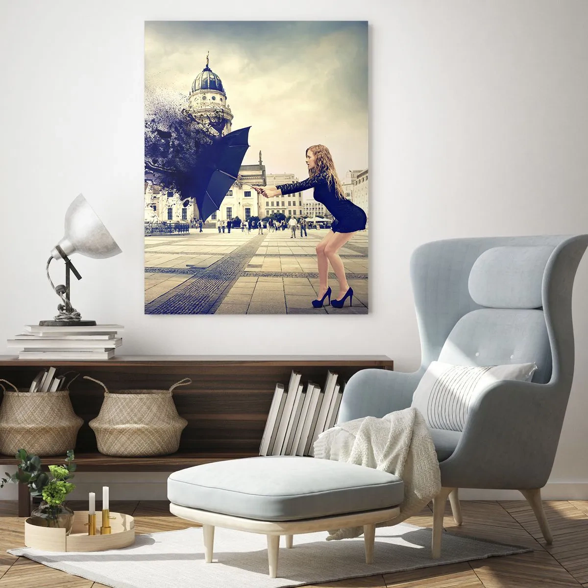 Glasbild - Bild auf glas - Eine Frau mit Regenschirm in einer künstlerischen Komposition vor urbanem Hintergrund - 80x120cm - Es weht so ein Wind ... - Moderne Wanddekoration für Wohnzimmer und Schlafzimmer ARTTOR