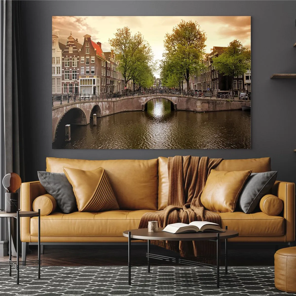 Glasbild - Bild auf glas - Ein Kanal und eine Brücke, umgeben von Mietshäusern in Amsterdam - 120x80cm - Mit dem Boot oder mit dem Fahrrad? - Moderne Wanddekoration für Wohnzimmer und Schlafzimmer ARTTOR