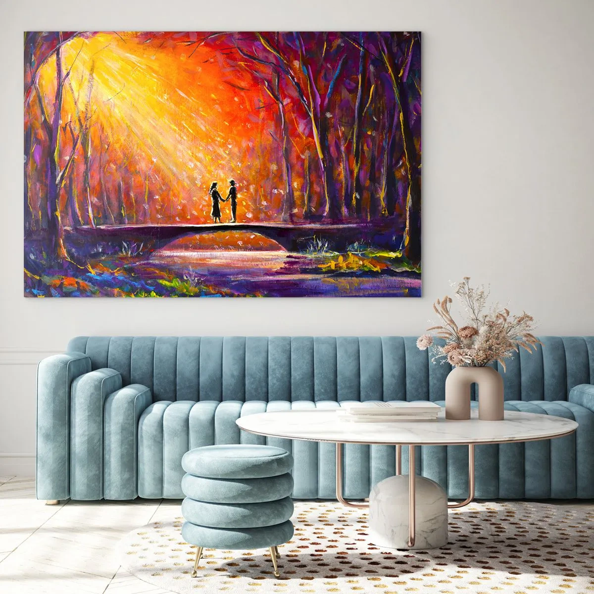 Glasbild - Bild auf glas - Ein Paar auf einer Brücke im Licht der untergehenden Sonne, umgeben von Bäumen. - 70x50cm - Der Himmel liebt sie auch - Moderne Wanddekoration für Wohnzimmer und Schlafzimmer ARTTOR