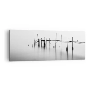 Bild auf Leinwand - Leinwandbild - Ein schwarz-weißer Steg inmitten einer nebligen Landschaft - 140x50cm - Was ist, wenn es keine Welt gibt? - Moderne Wanddekoration für Wohnzimmer und Schlafzimmer ARTTOR