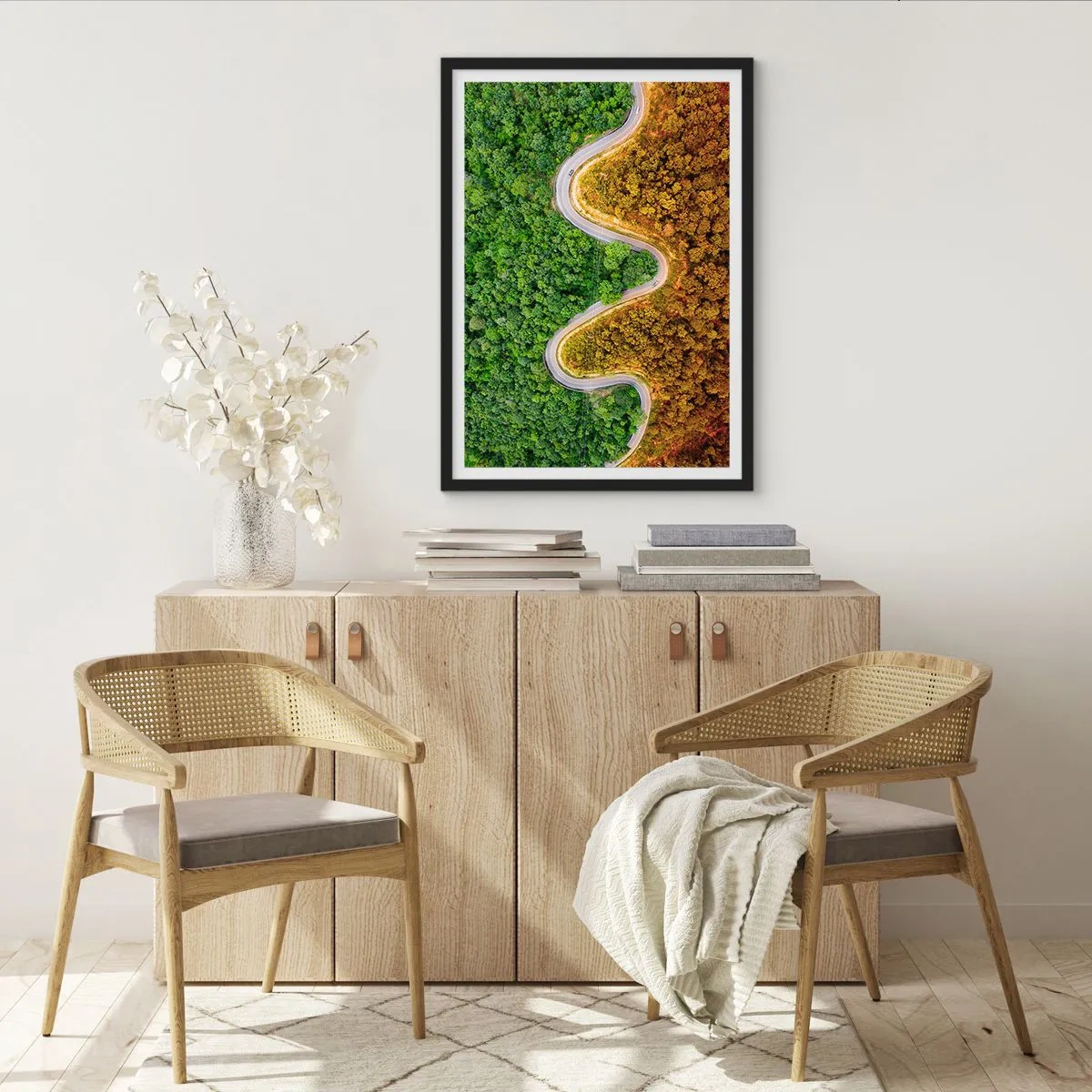 Poster in einem schwarzem Rahmen - Eine Straße, die sich durch einen Wald schlängelt, der in grüne und herbstliche Teile unterteilt ist - 50x70cm - Grenzen und Durchbrüche - Moderne Wanddekoration für Wohnzimmer und Schlafzimmer ARTTOR