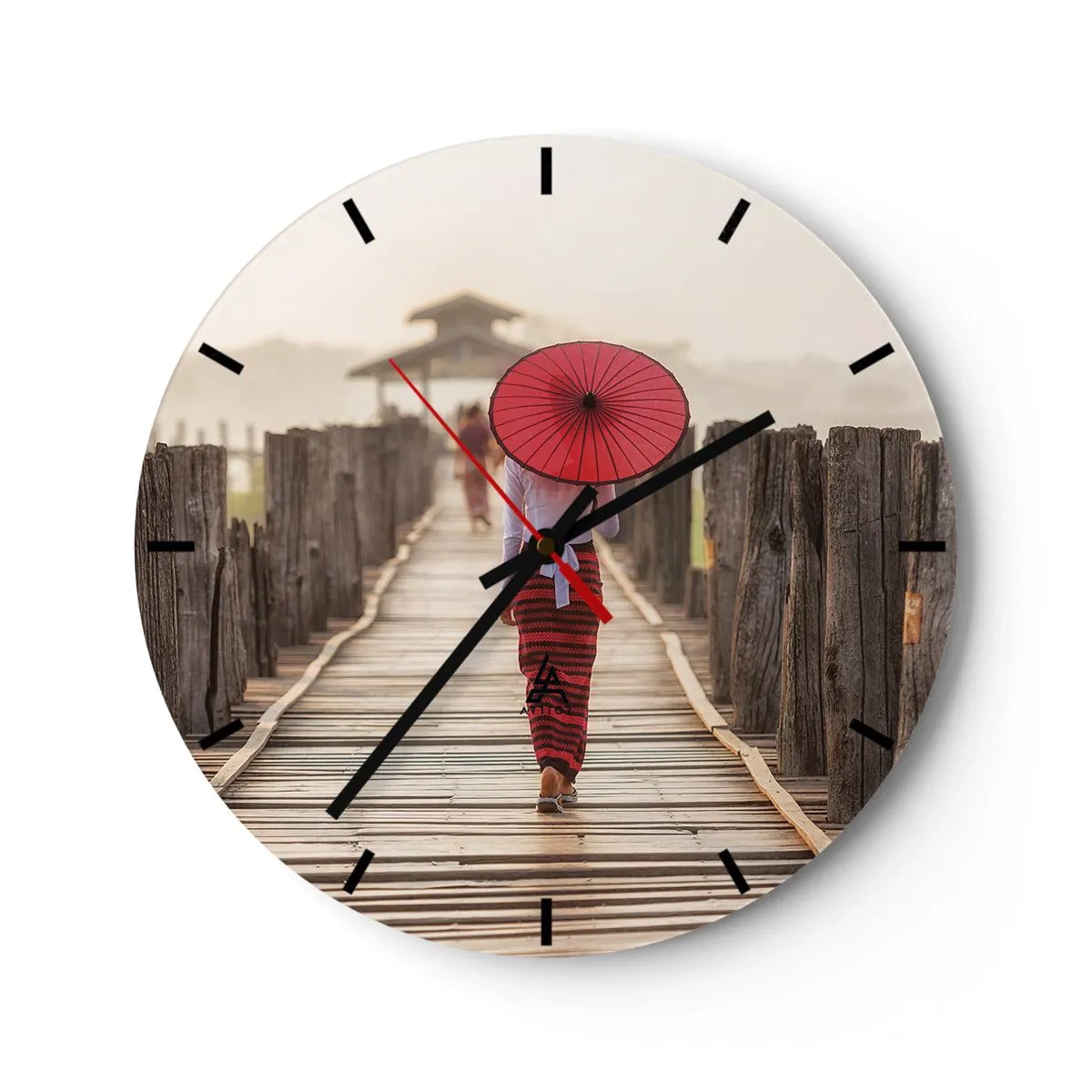 Wanduhr - Glasuhr - Eine Frau mit einem roten Regenschirm auf einer Holzbrücke - 30x30cm - Auf der alten Brücke - Moderne Wanddekoration für Wohnzimmer, Küche und Schlafzimmer ARTTOR