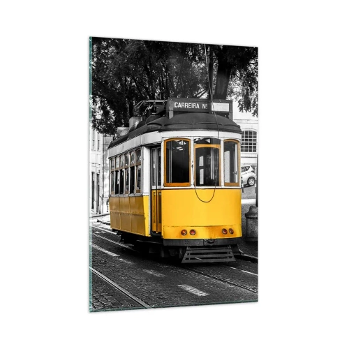 Glasbild - Bild auf glas - Eine gelbe Straßenbahn vor dem Hintergrund einer schwarz-weißen Straße - 80x120cm - Und Fado im Hintergrund - Moderne Wanddekoration für Wohnzimmer und Schlafzimmer ARTTOR