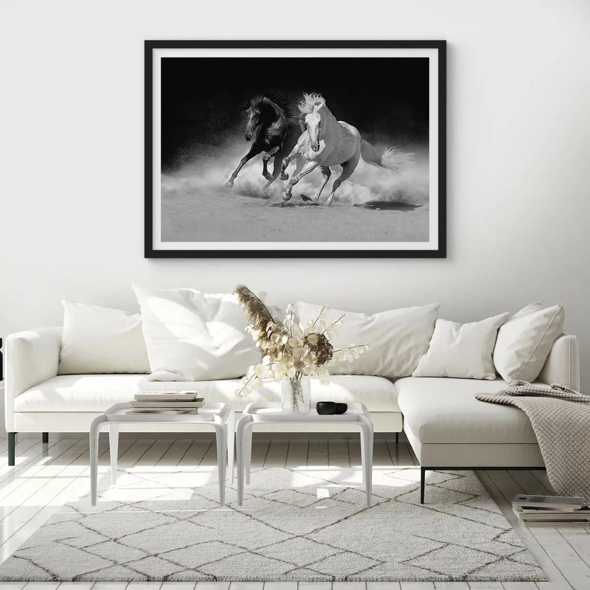 Poster in einem schwarzem Rahmen - Laufende Pferde in Schwarz und Weiß - 100x70cm - Galopp der Freiheit - Moderne Wanddekoration für Wohnzimmer und Schlafzimmer ARTTOR