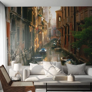 Fototapete Premium Canvas - Ein malerischer Kanal in Venedig mit Booten und einer Brücke - 100x70cm - In einer venezianischen Gasse - Moderne Wanddekoration für Wohnzimmer und Schlafzimmer ARTTOR