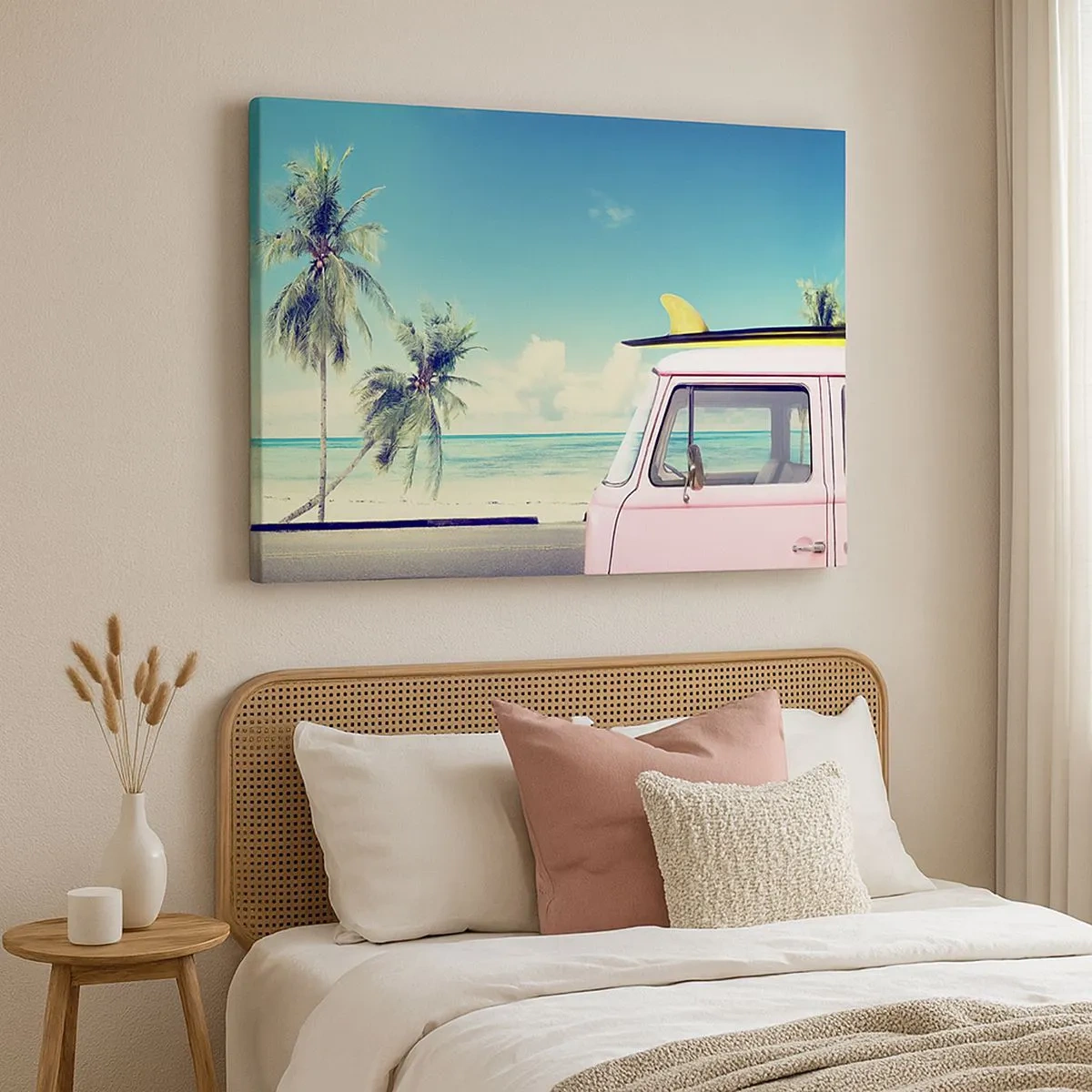 Bild auf Leinwand - Leinwandbild - Ein rosafarbener Van mit einem Surfbrett vor einem tropischen Strand. - 70x50cm - Zeit um in die Ferien zu starten - Moderne Wanddekoration für Wohnzimmer und Schlafzimmer ARTTOR