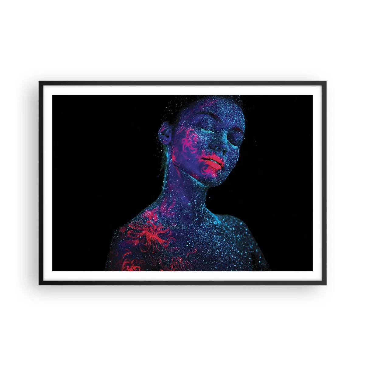 Poster in einem schwarzem Rahmen - Porträt einer Frau in Neonfarben auf schwarzem Hintergrund - 100x70cm - Im Sternenstaub - Moderne Wanddekoration für Wohnzimmer und Schlafzimmer ARTTOR