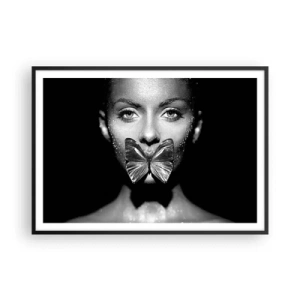 Poster in einem schwarzem Rahmen - Schwarz-weißes Frauengesicht mit einem Schmetterling auf den Lippen - 100x70cm - Schmetterlingskuss - Moderne Wanddekoration für Wohnzimmer und Schlafzimmer ARTTOR