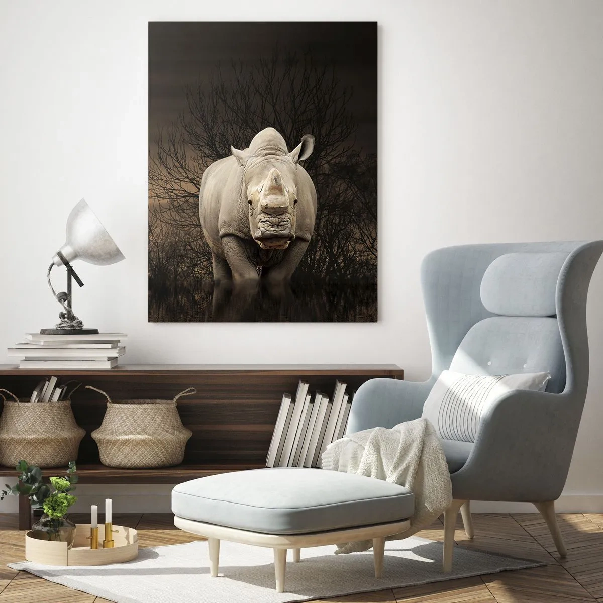 Glasbild - Bild auf glas - Nashorn zwischen Bäumen bei Sonnenuntergang, wilde Natur. - 70x100cm - Weiß gegen die Natur - Moderne Wanddekoration für Wohnzimmer und Schlafzimmer ARTTOR