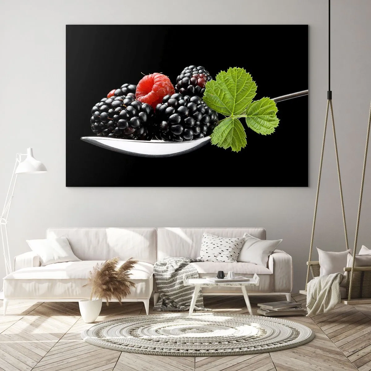 Glasbild - Bild auf glas - Himbeeren und Brombeeren auf einem Löffel mit einem grünen Blatt auf schwarzem Hintergrund - 70x50cm - Der Geschmack der Frische - Moderne Wanddekoration für Wohnzimmer und Schlafzimmer ARTTOR