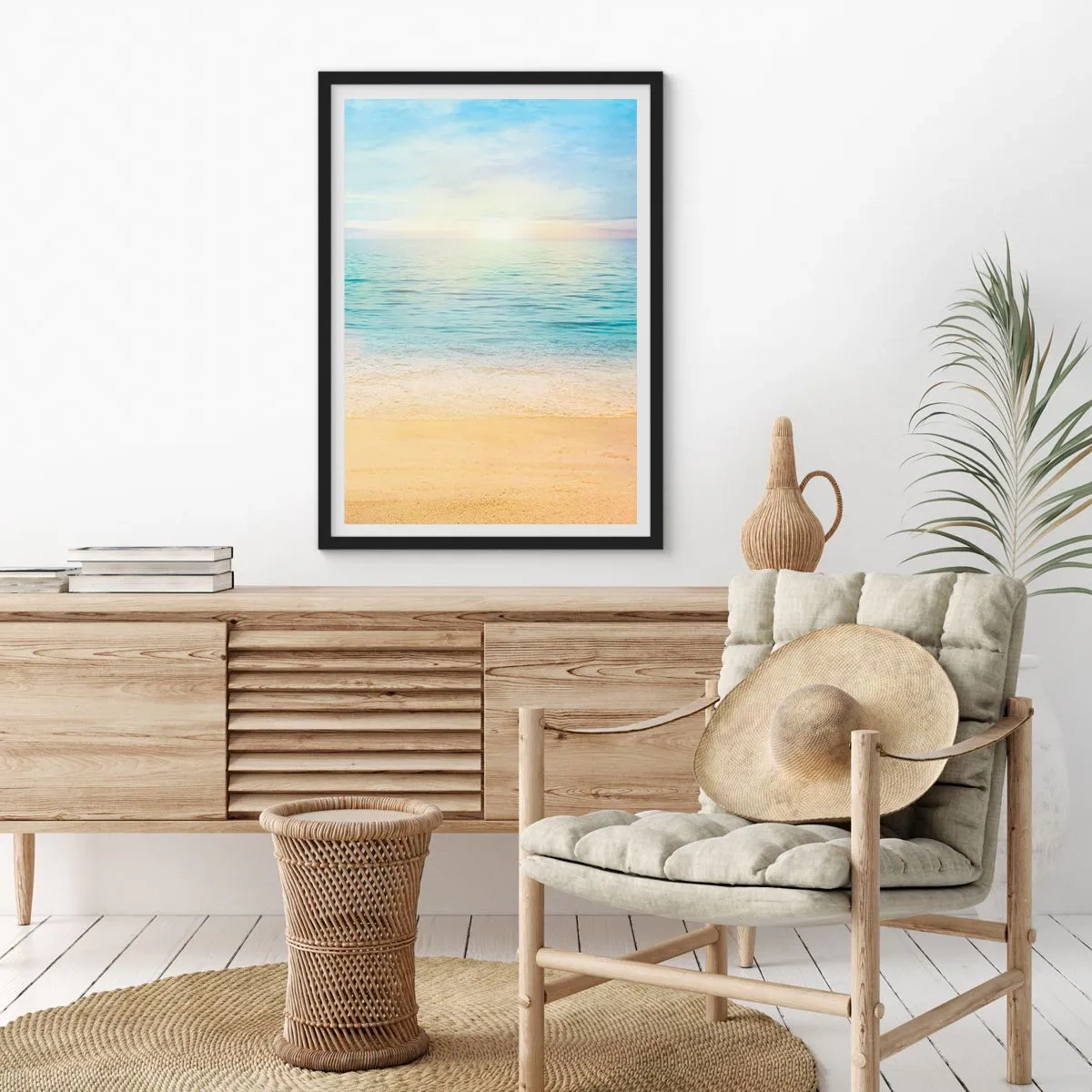 Poster in einem schwarzem Rahmen - Friedlicher Blick auf den Strand und das Meer bei Sonnenaufgang - 50x70cm - Großes Blau - Moderne Wanddekoration für Wohnzimmer und Schlafzimmer ARTTOR