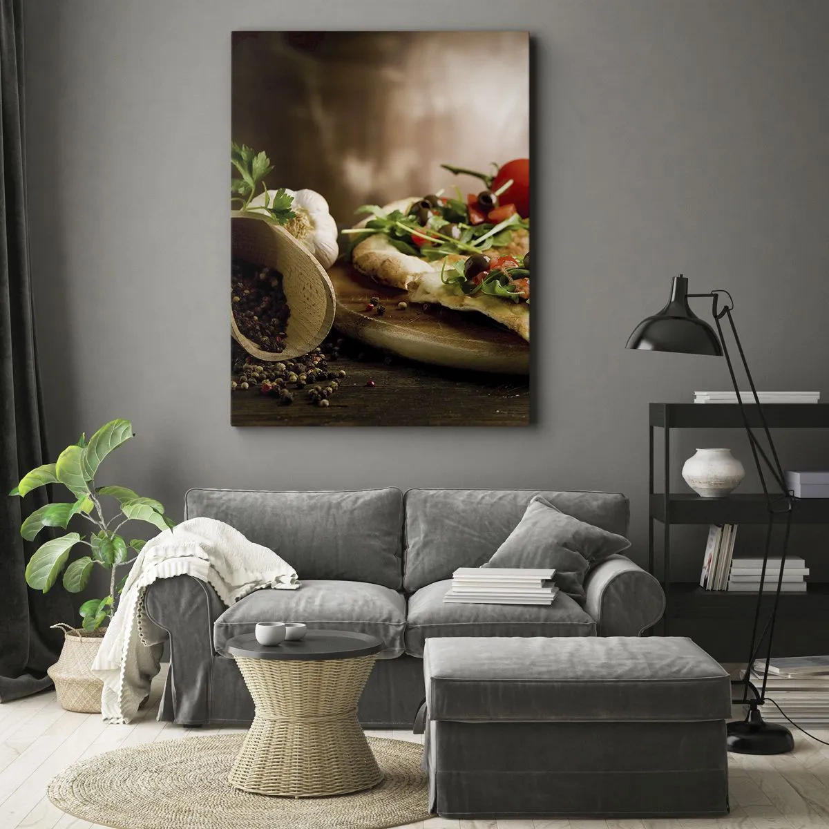 Bild auf Leinwand - Leinwandbild - Pizza mit Gemüse auf einem Holzbrett im rustikalen Stil - 50x70cm - Direkt vom Herd und aus dem Garten - Moderne Wanddekoration für Wohnzimmer und Schlafzimmer ARTTOR