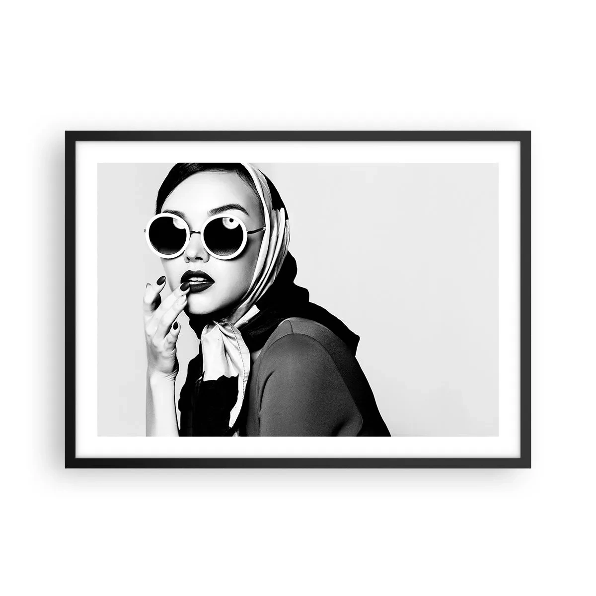 Poster in einem schwarzem Rahmen - Schwarz-Weiß-Porträt einer Frau mit Brille und Kopftuch - 70x50cm - Grüße aus den 1960er Jahren - Moderne Wanddekoration für Wohnzimmer und Schlafzimmer ARTTOR