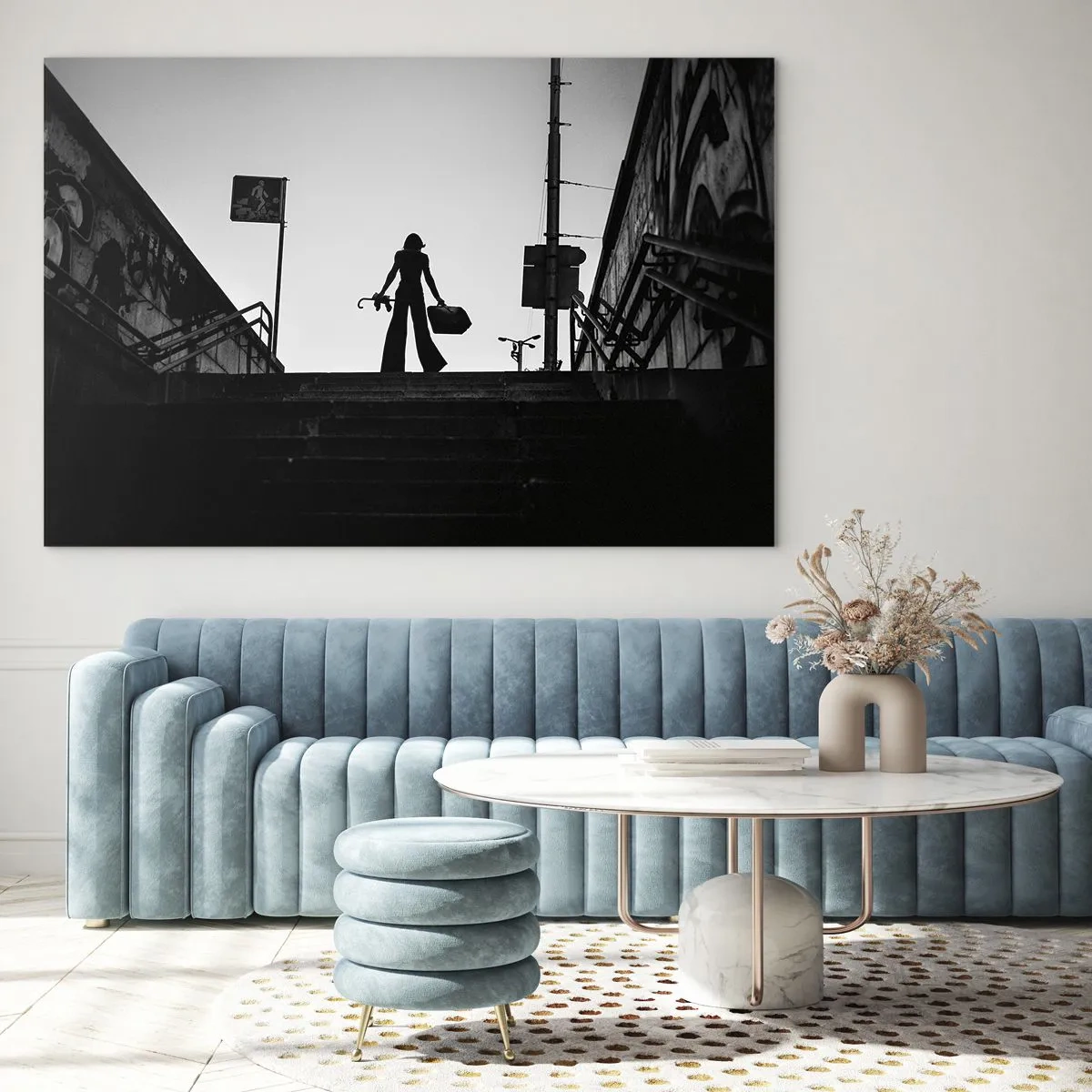 Glasbild - Bild auf glas - Schwarz-weiße Silhouette einer Frau vor dem Hintergrund einer Stadtlandschaft - 70x50cm - Städtisches Wandern - Moderne Wanddekoration für Wohnzimmer und Schlafzimmer ARTTOR