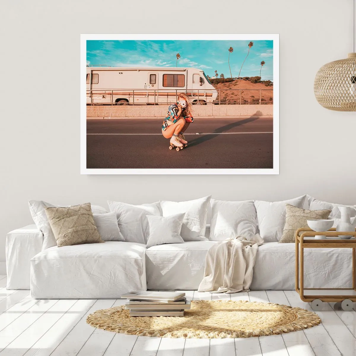 Poster - Ein Mädchen auf Rollschuhen macht an einem sonnigen Tag ein Foto. - 100x70cm - Lächel bitte! - Moderne Wanddekoration für Wohnzimmer und Schlafzimmer ARTTOR