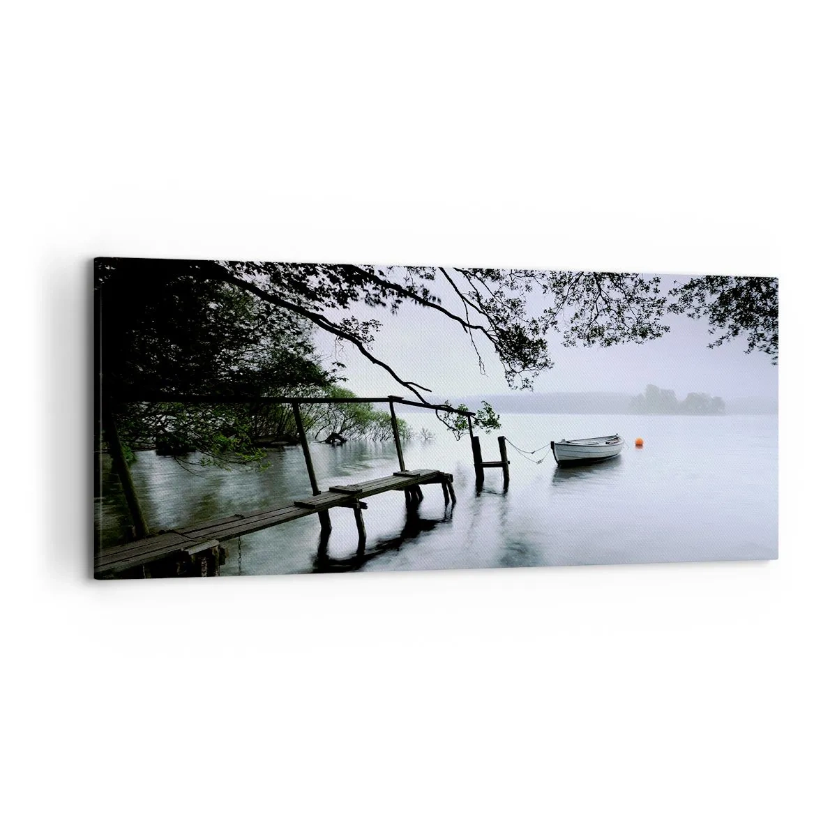 Bild auf Leinwand - Leinwandbild - Ein Steg über dem Wasser mit einem Boot im Hintergrund, umgeben von einer nebligen Landschaft - 120x50cm - Du ruhst dich schon aus - Moderne Wanddekoration für Wohnzimmer und Schlafzimmer ARTTOR