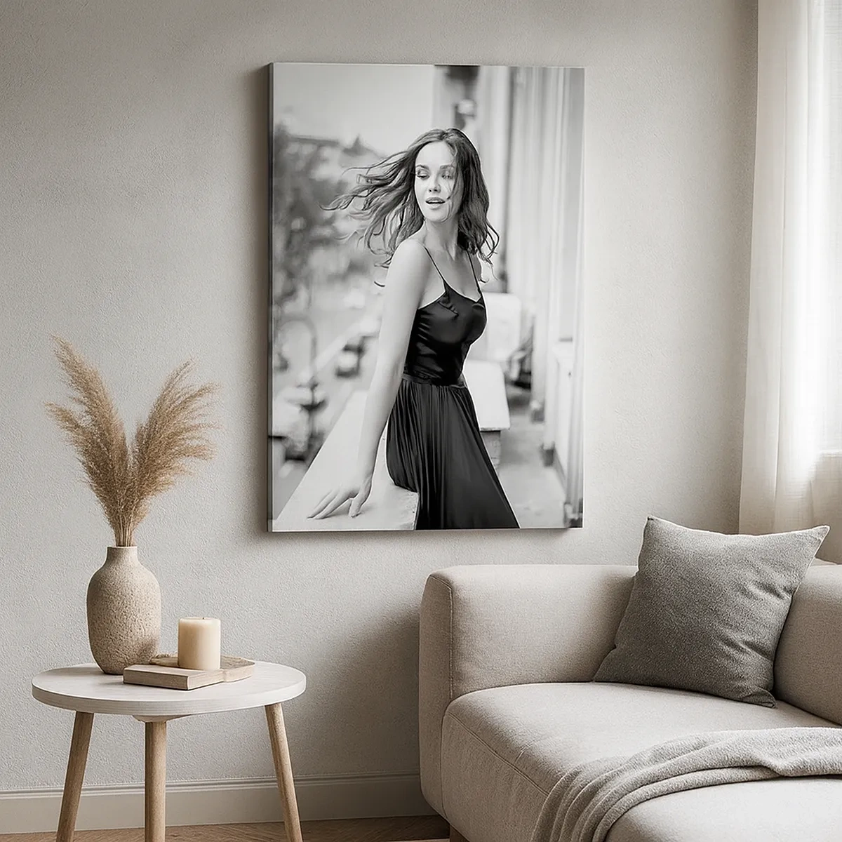 Bild auf Leinwand - Leinwandbild - Schwarz-Weiß-Foto einer Frau auf einem Balkon - 50x70cm - Bestimmt ein Pariser - Moderne Wanddekoration für Wohnzimmer und Schlafzimmer ARTTOR
