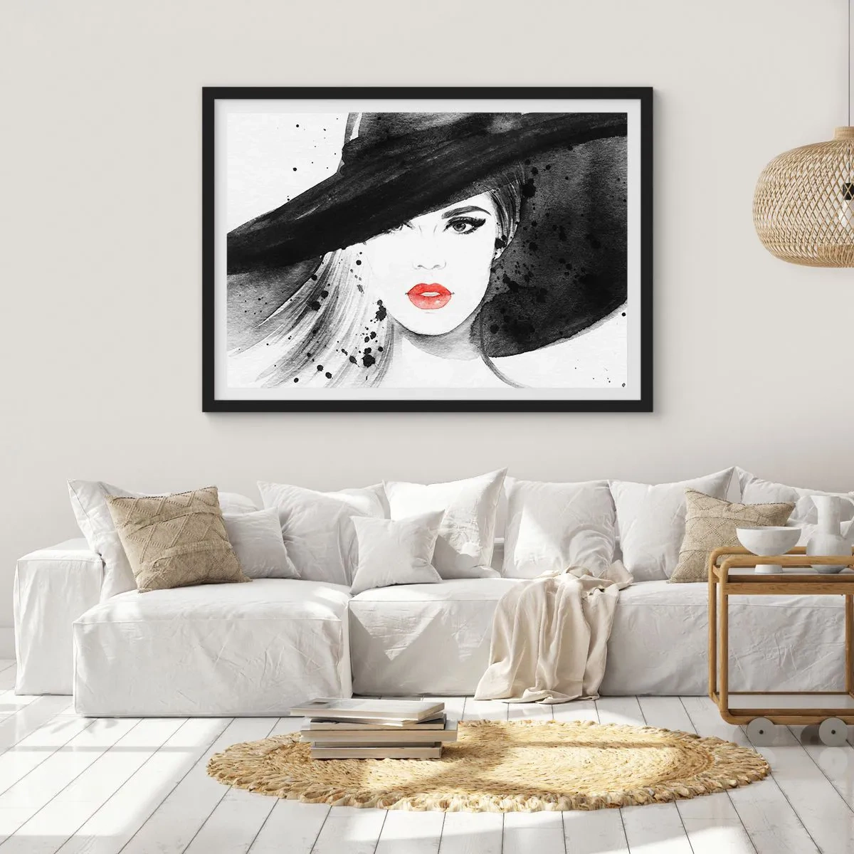 Poster in einem schwarzem Rahmen - Porträt einer Frau mit Hut und roten Lippen - 70x50cm - Frau in schwarz - Moderne Wanddekoration für Wohnzimmer und Schlafzimmer ARTTOR