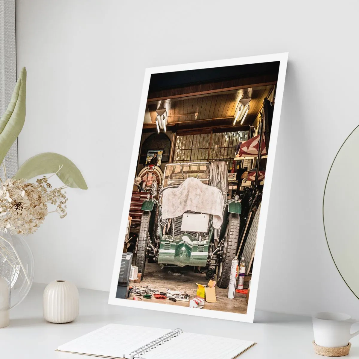 Poster - Ein Oldtimer in einer Garage, umgeben von Werkzeugen - 50x70cm - Zurück in die Vergangenheit - Moderne Wanddekoration für Wohnzimmer und Schlafzimmer ARTTOR